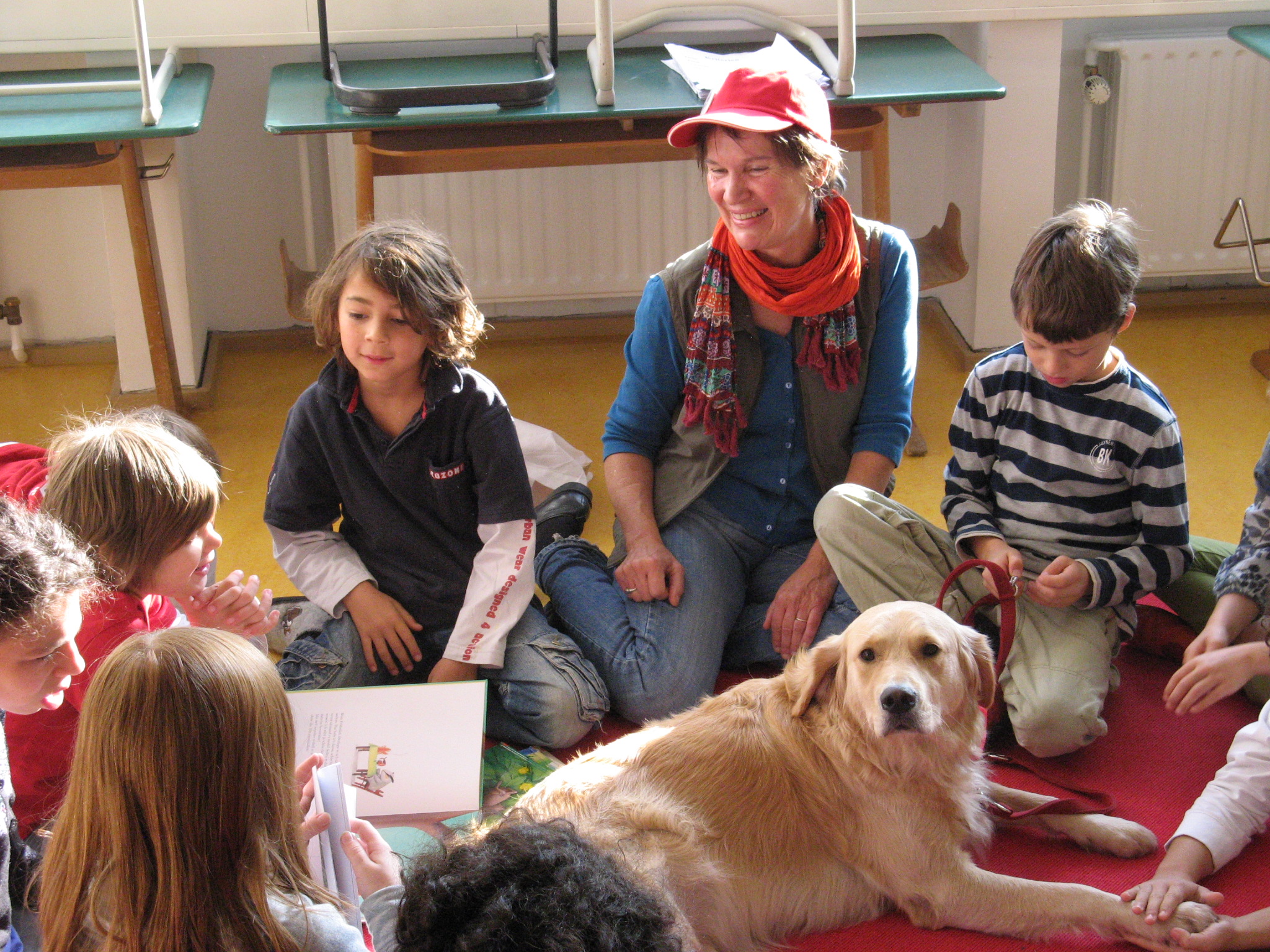 Kinder mit Lesehund